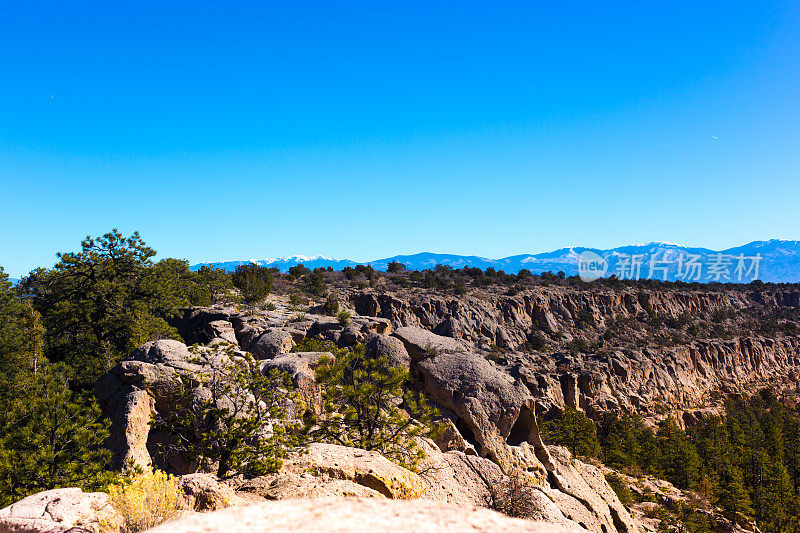 洛斯阿拉莫斯，NM:远处Sangre de Cristo山的景色